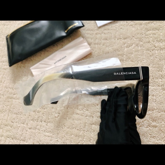 Balenciaga Black Oversized Sunglasses BA0009 01B - Picture 8 of 14